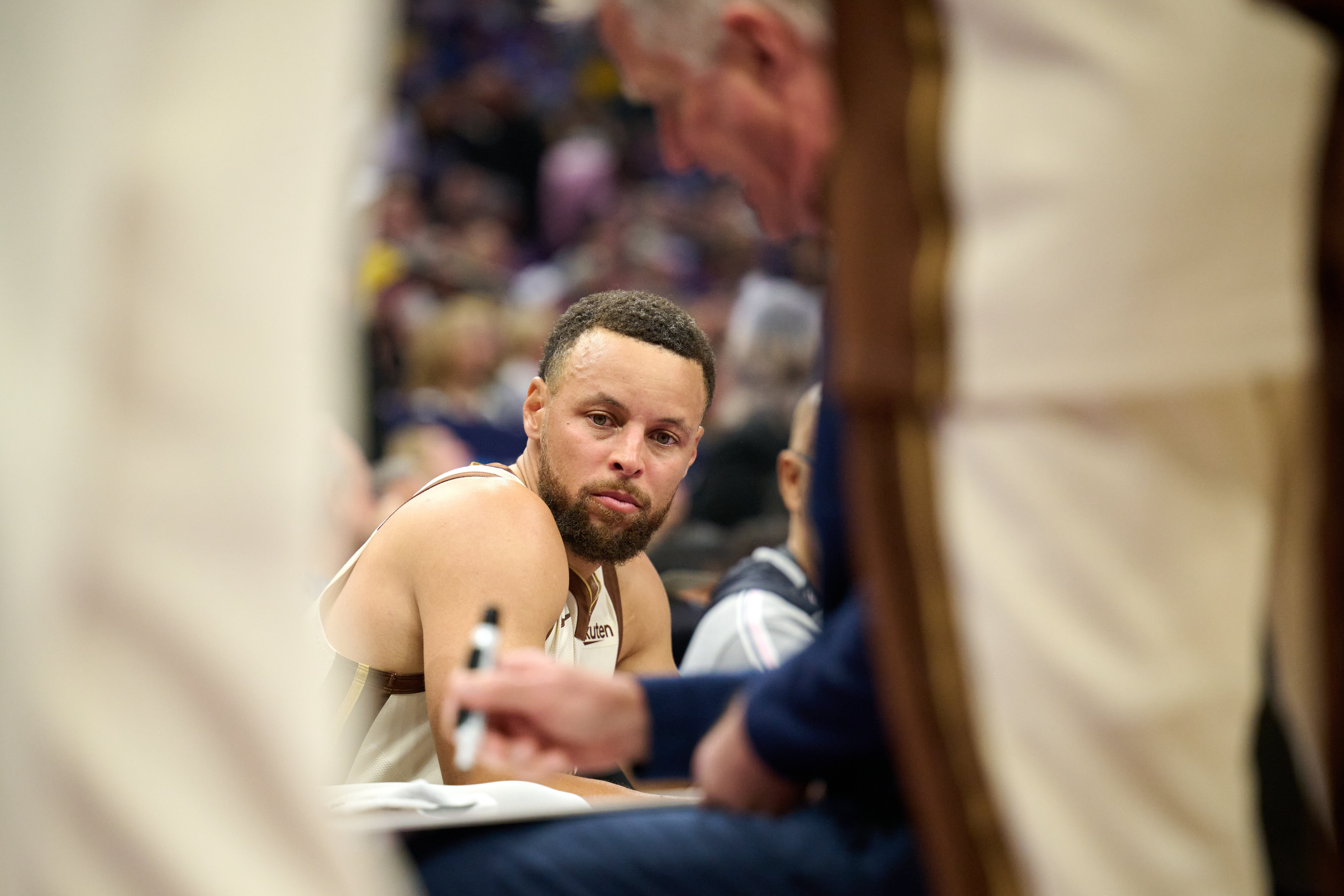 九游下载入口-伤病影响！库里本季打43场&amp;近6年新低 场均26.6分4.7助&amp;三分39.3%